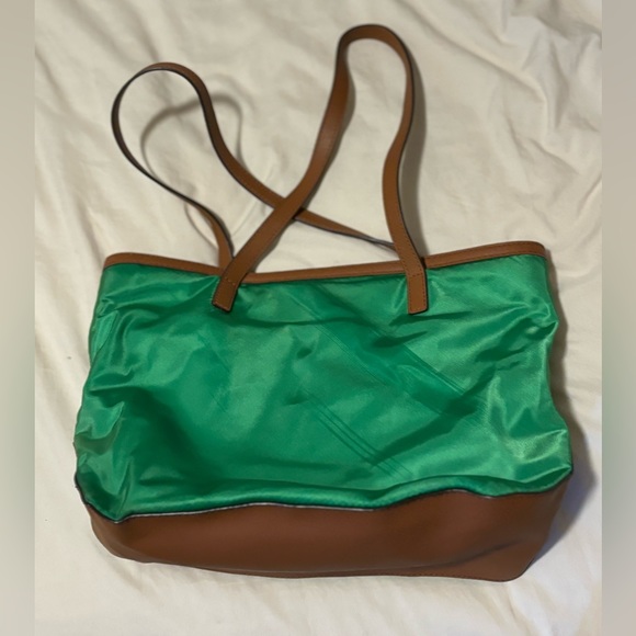 Michael Kors Green Shoulder Bag
Leather Straps - Picture 5 of 5